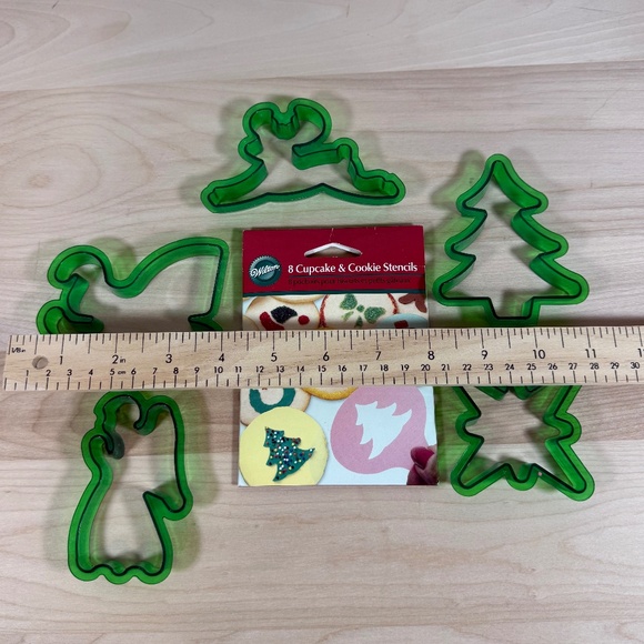 Wilton Cookie and Cupcake Stencils plus 5 Christmas Cookie Cutters - Picture 5 of 5